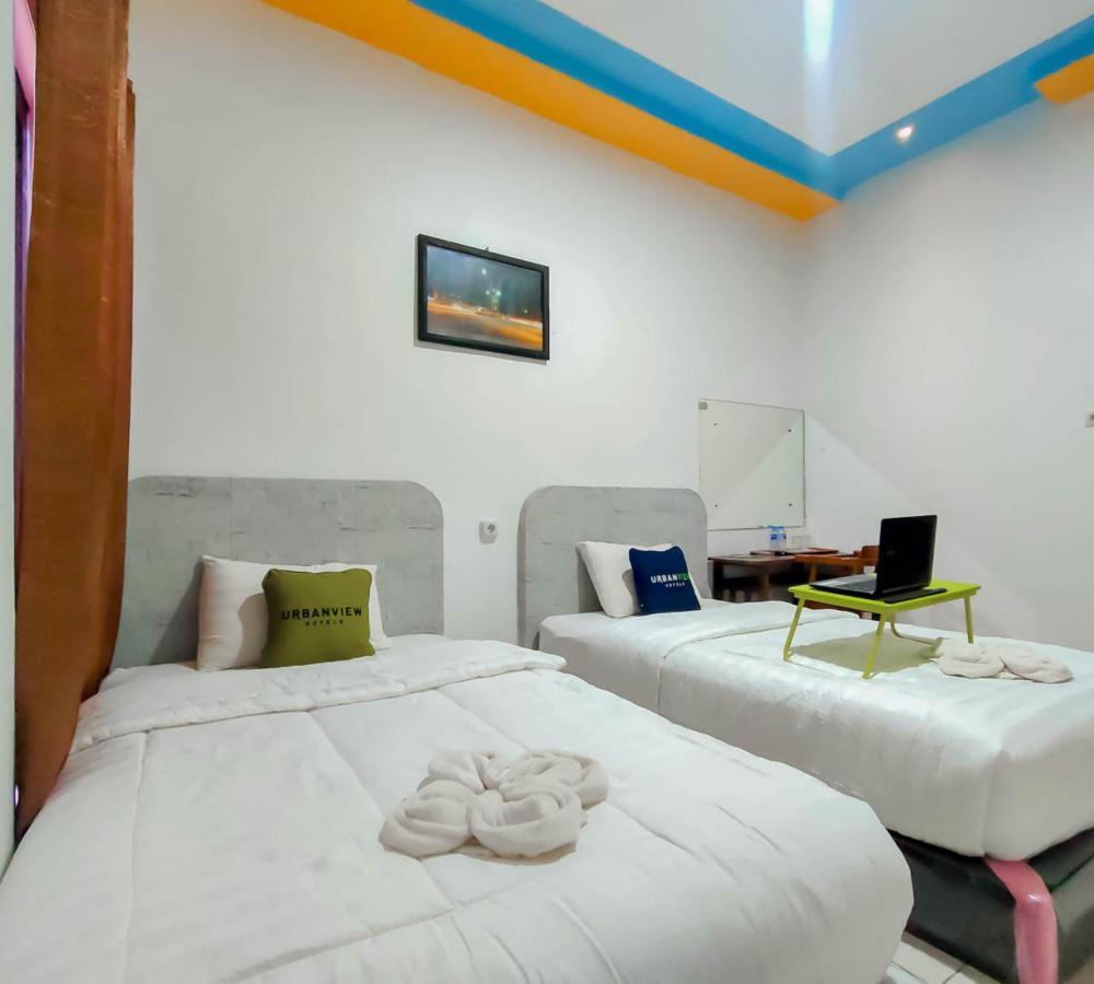 Urbanview Hotel Bagoes Sintang By Reddoorz Esterno foto