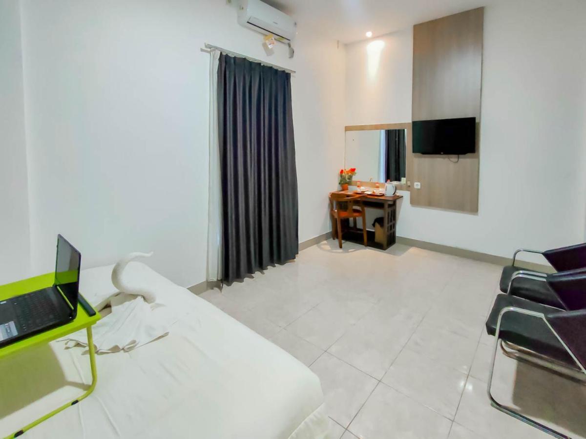 Urbanview Hotel Bagoes Sintang By Reddoorz Esterno foto