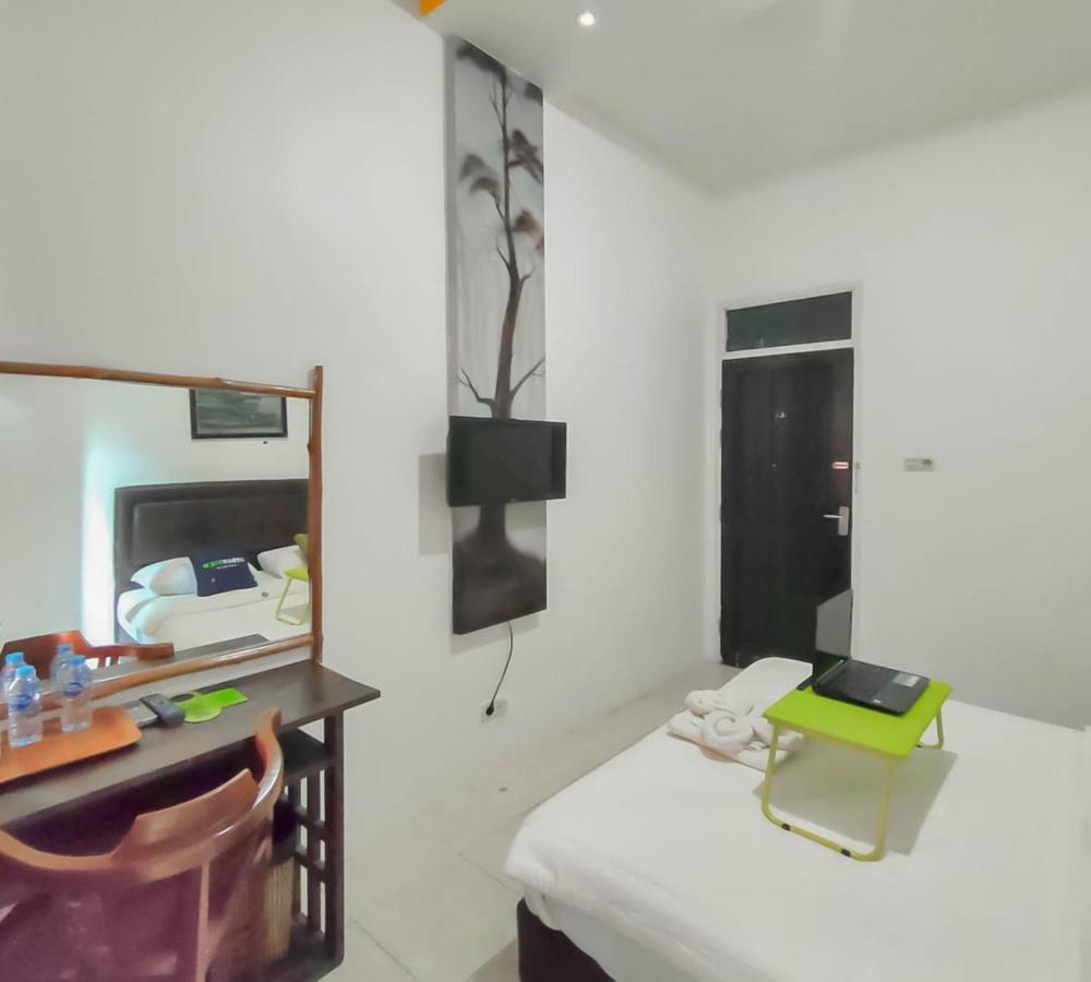 Urbanview Hotel Bagoes Sintang By Reddoorz Esterno foto